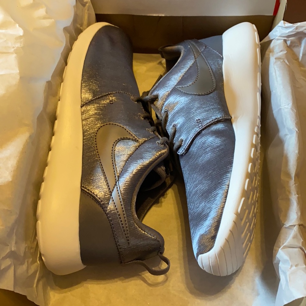 Nike women’s roshe run one prm new